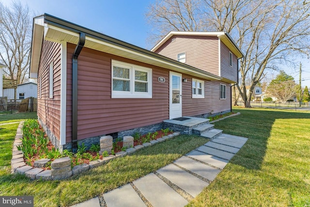 view of front facade featuring a front lawn