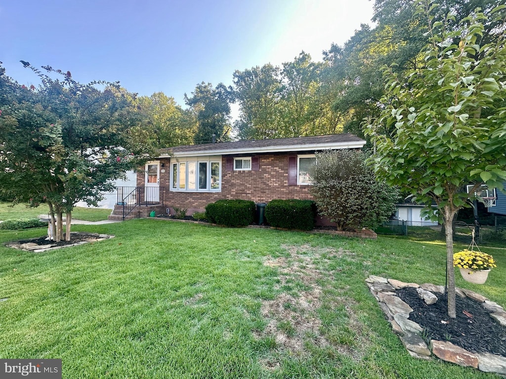 ranch-style home featuring a front lawn