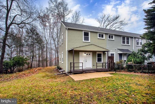 view of front of property featuring a patio area and a front yard