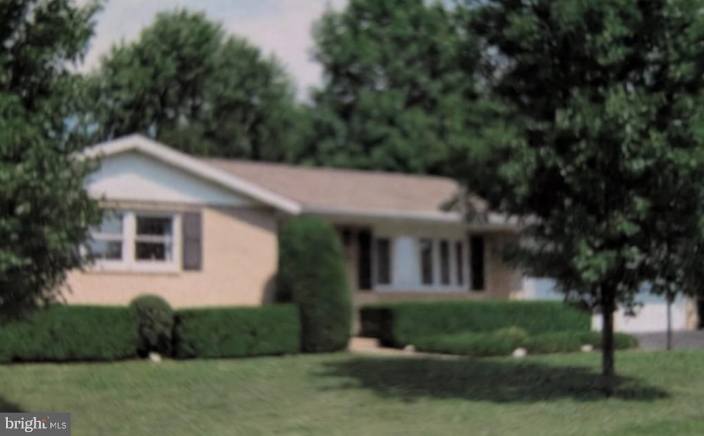 ranch-style home with a front yard