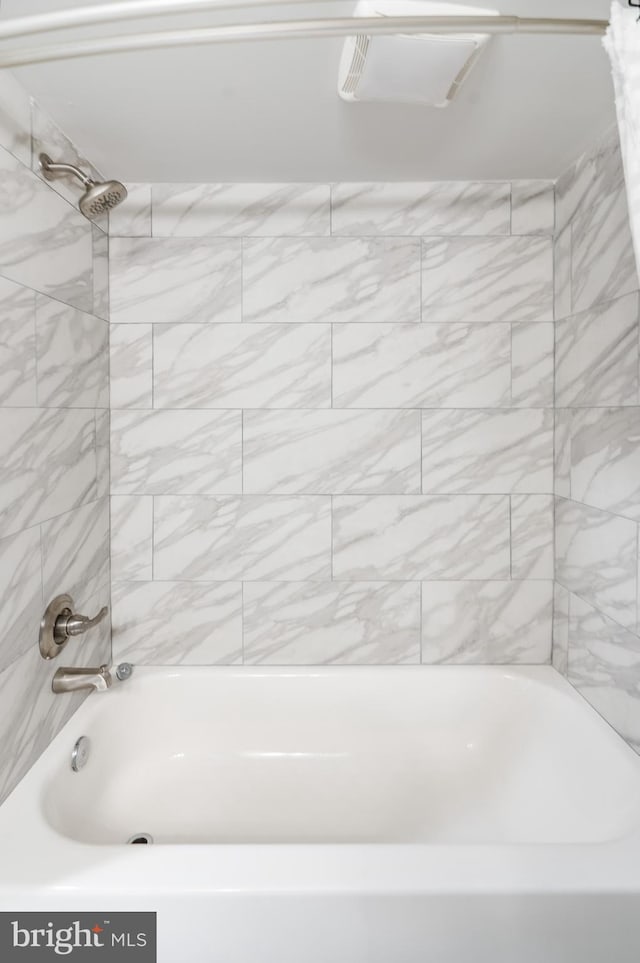 bathroom featuring tiled shower / bath