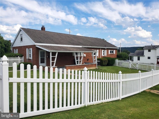 view of front of house with a front yard