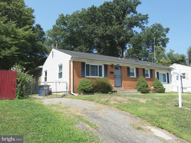 view of front of property featuring a front lawn