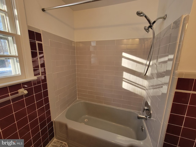 bathroom with tiled shower / bath