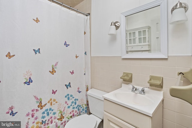 bathroom featuring vanity, toilet, and curtained shower