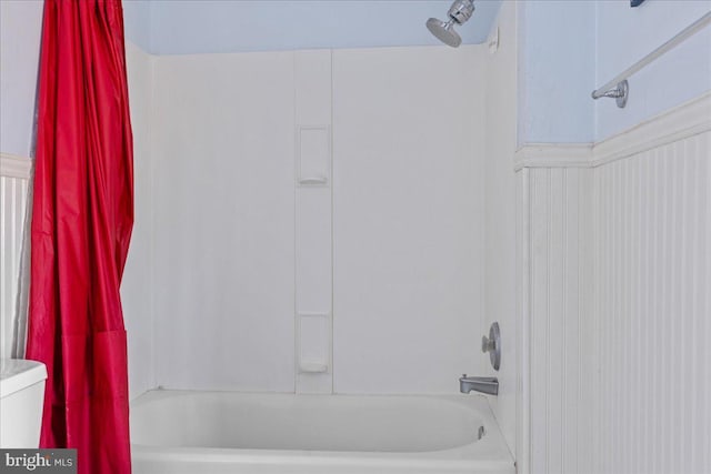 bathroom featuring shower / bath combo