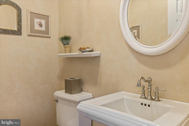 bathroom featuring toilet and sink