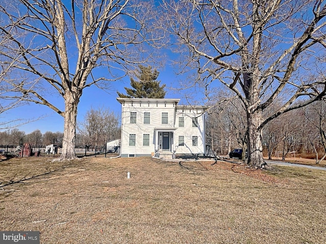 view of front of home featuring a front yard