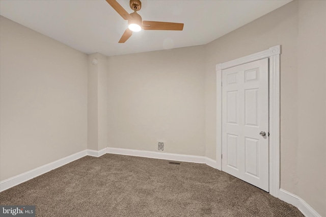 carpeted empty room featuring ceiling fan