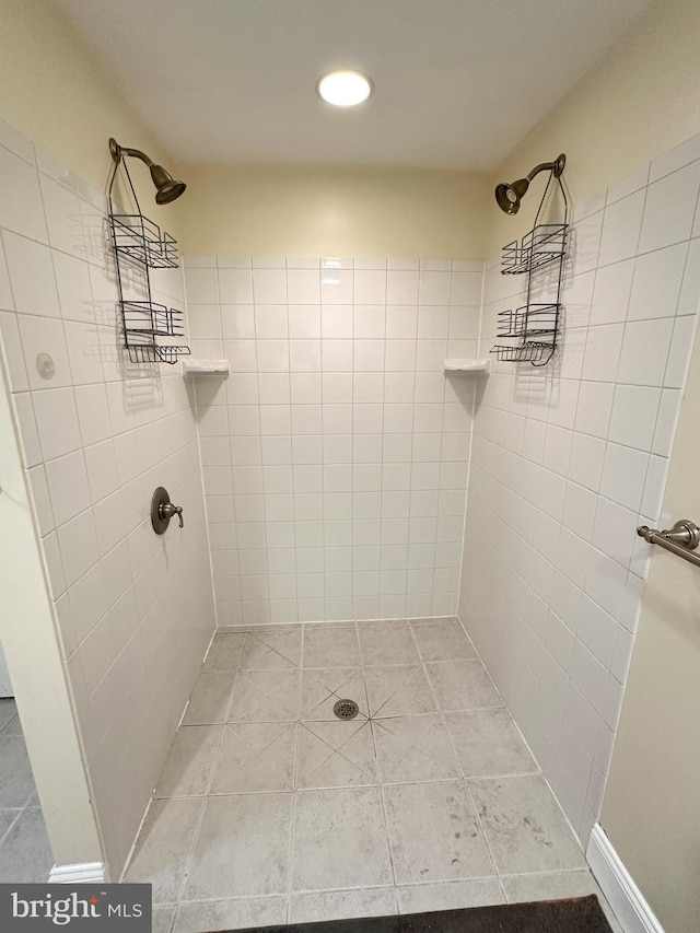 bathroom featuring a tile shower