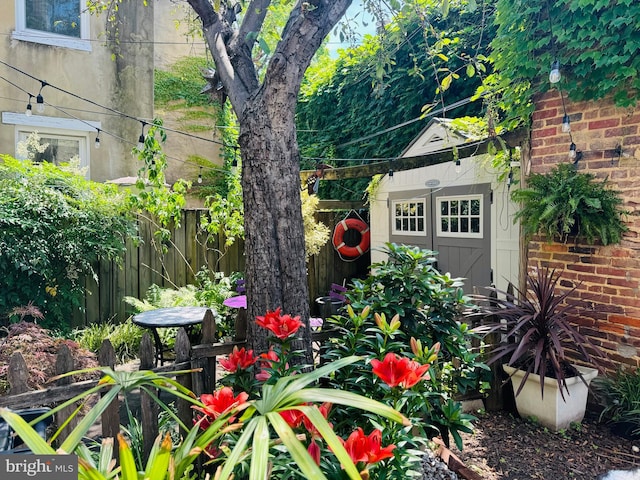 view of yard featuring an outdoor structure