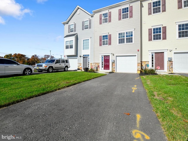 townhome / multi-family property with a front yard