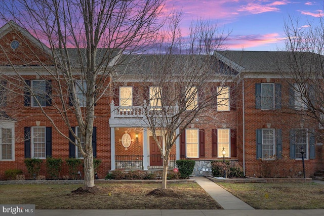 view of front of house featuring a yard