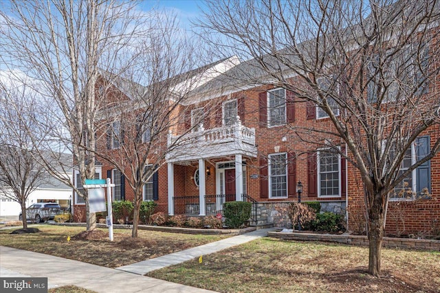 view of front of property featuring a front yard