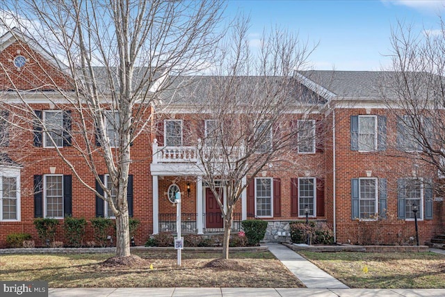 view of property featuring a front lawn