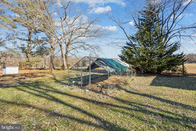 view of yard featuring an outdoor structure