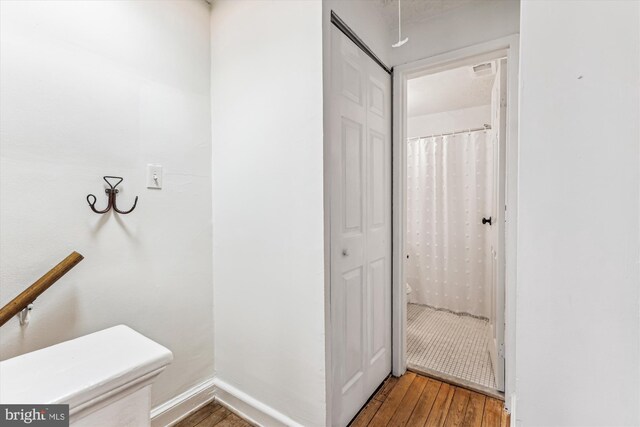 full bath featuring visible vents, toilet, wood finished floors, a closet, and baseboards