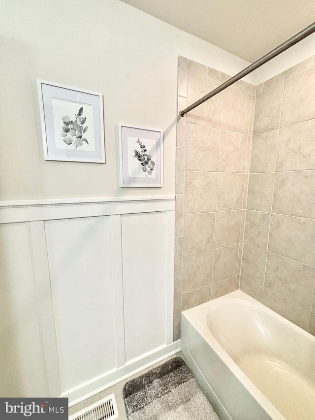 bathroom featuring tiled shower / bath combo