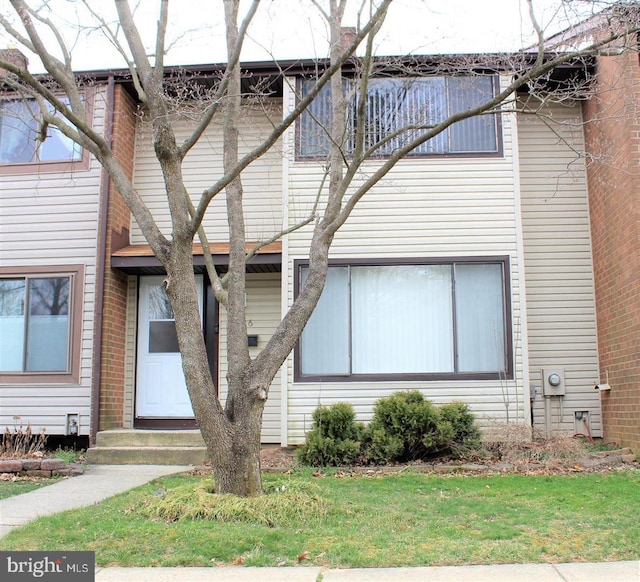 view of front of house with a front yard