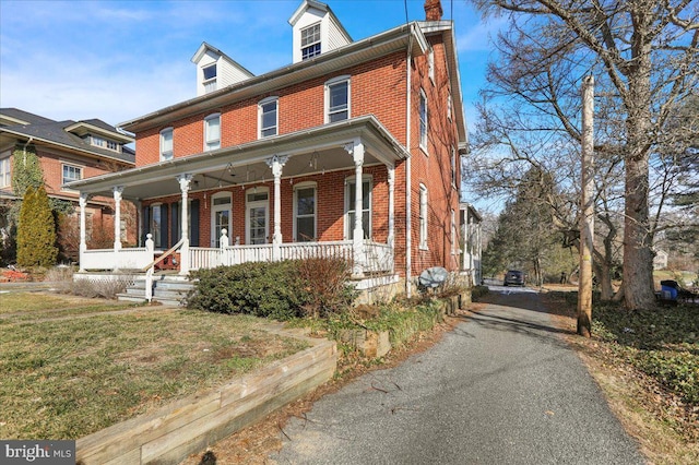 view of front facade featuring a porch and a front yard