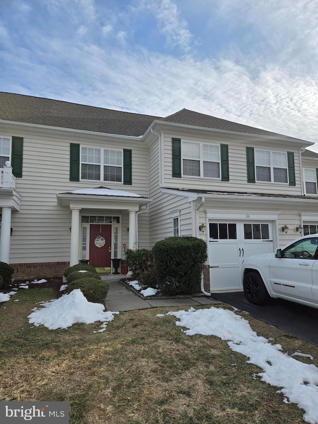 view of front facade featuring a garage and a yard