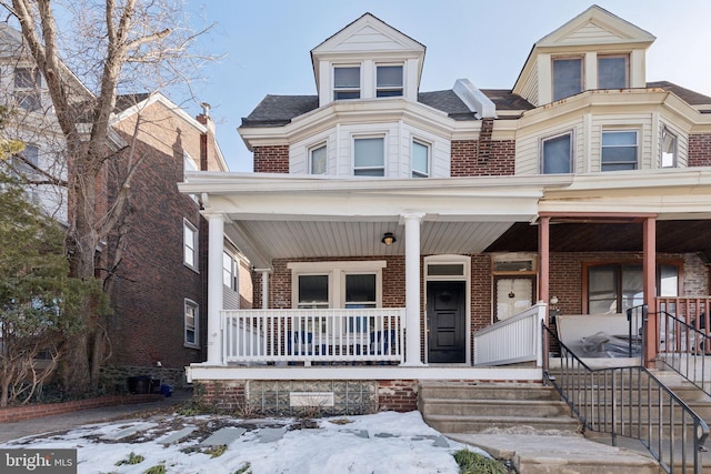 view of front of property featuring a porch