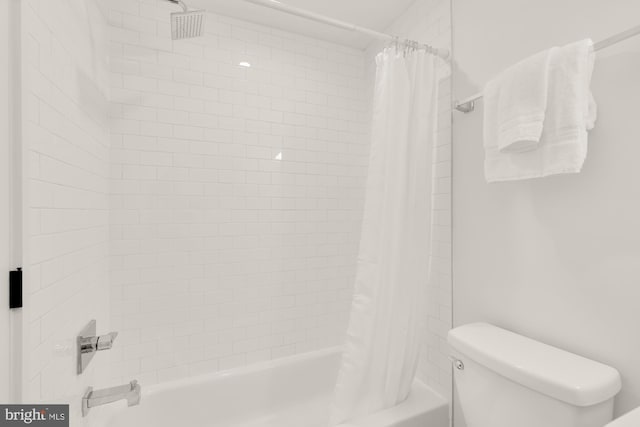 bathroom featuring shower / bath combo