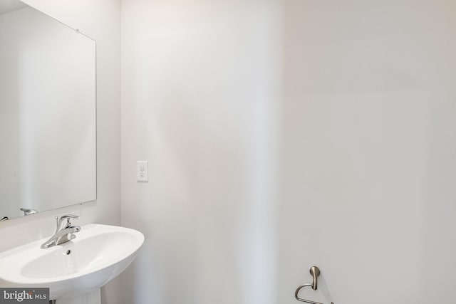 bathroom featuring sink