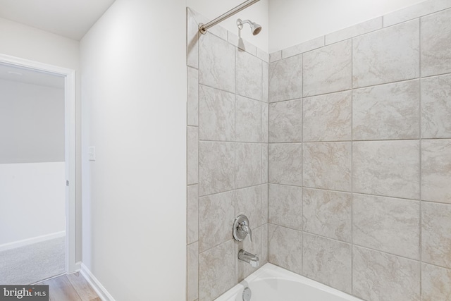 bathroom with tiled shower / bath