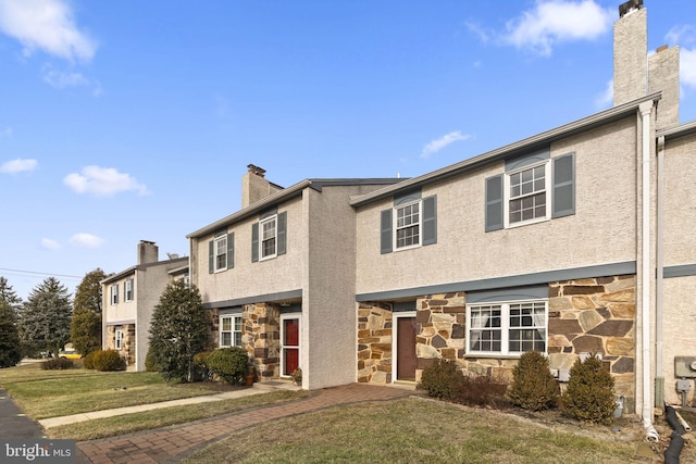 view of front of property with a front yard