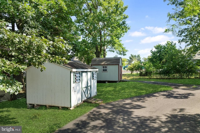 view of outdoor structure with a yard