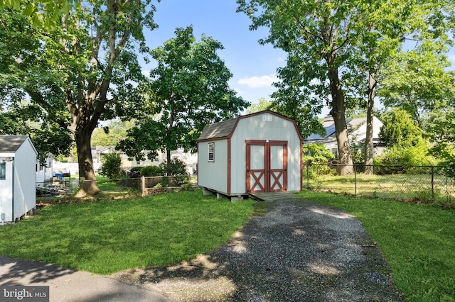 view of outdoor structure with a yard