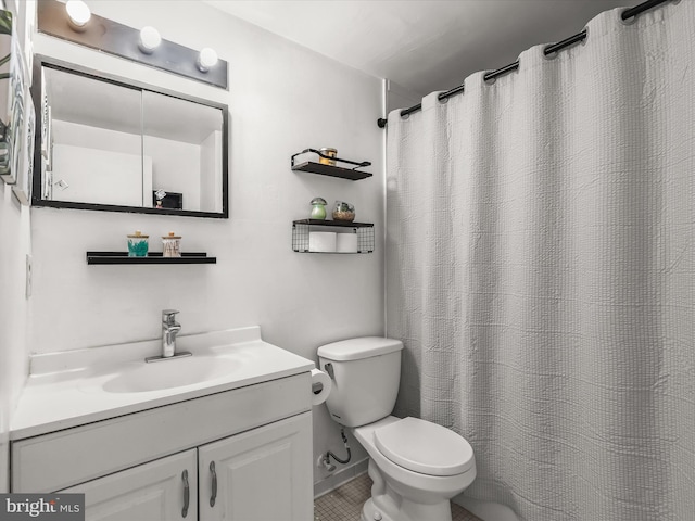 bathroom with a shower with curtain, vanity, and toilet