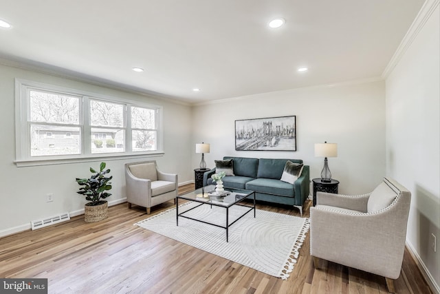 living area with wood finished floors, visible vents, baseboards, recessed lighting, and crown molding