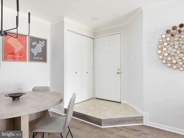 dining area with ornamental molding