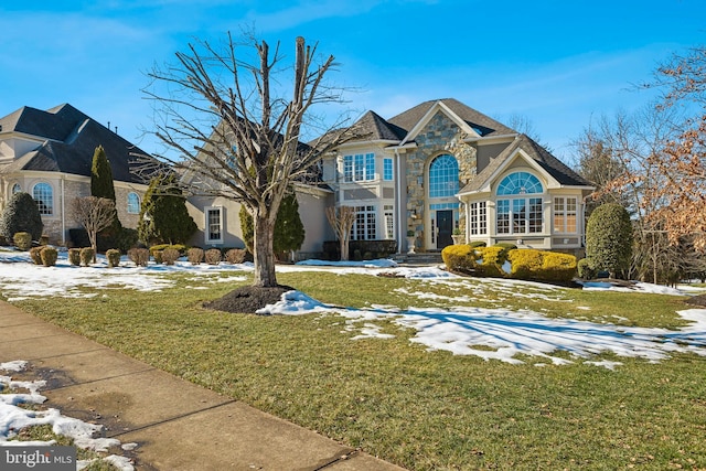 front of property featuring a yard