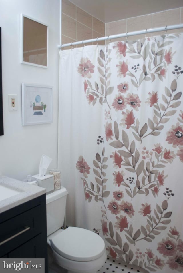 bathroom with vanity, toilet, and a shower with shower curtain