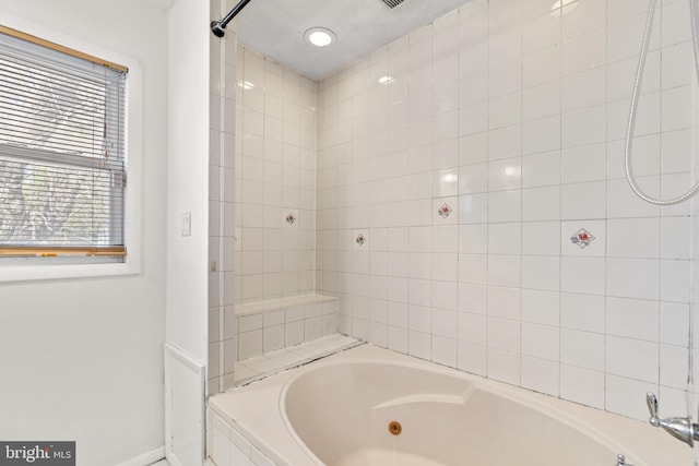 bathroom with tiled shower / bath