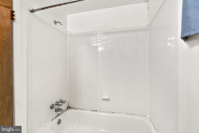 bathroom featuring tiled shower / bath combo