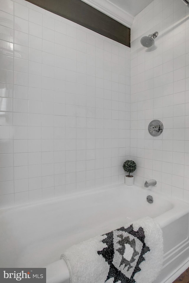 bathroom featuring tiled shower / bath