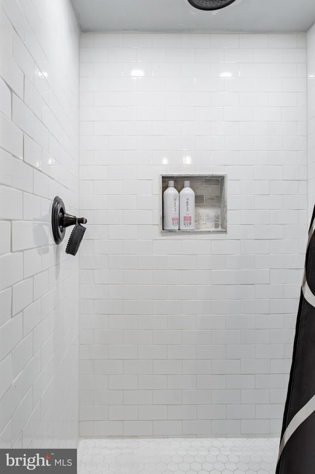 room details featuring a tile shower