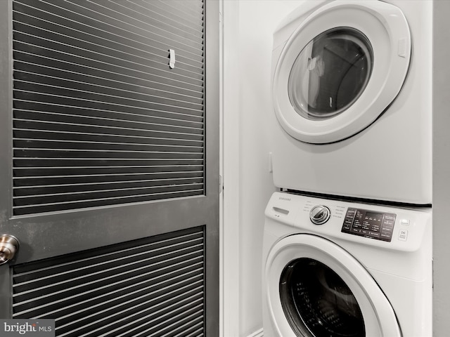 2437 Fleet St, Baltimore, MD 21224 - laundry area featuring stacked washer / dryer
