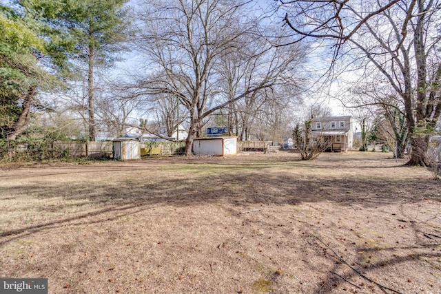 view of yard featuring a storage unit