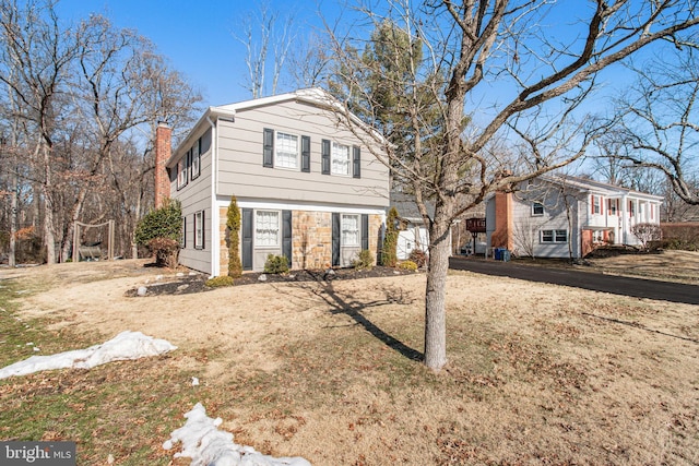 view of front property featuring a front yard