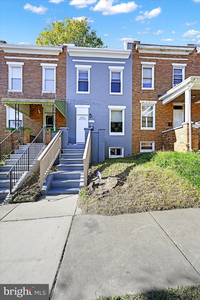 townhome / multi-family property featuring covered porch