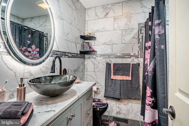 full bathroom with visible vents, curtained shower, and vanity