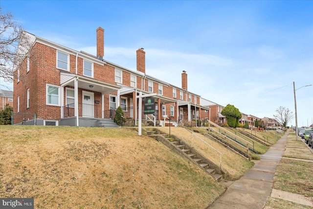 view of front of house featuring a front lawn