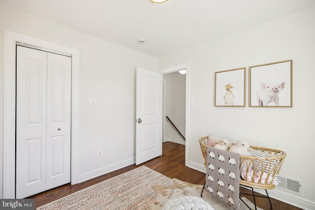 sitting room with dark hardwood / wood-style floors