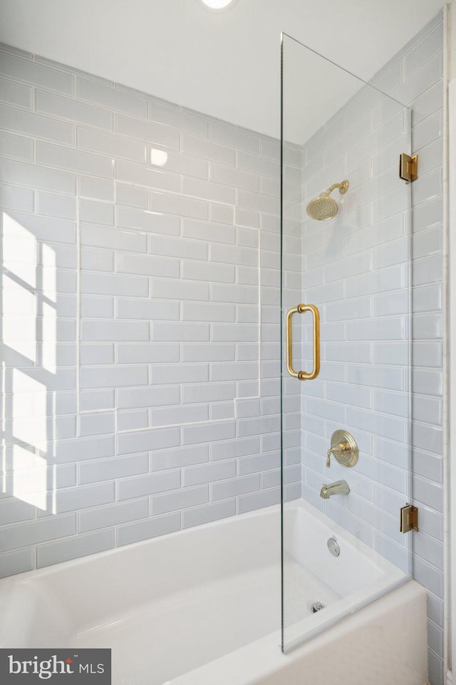 bathroom featuring tiled shower / bath