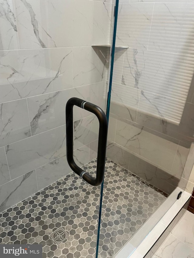 details featuring tiled shower